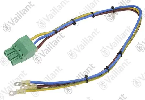 Vaillant Kabelbaum mit grünem Stecker und verschiedenen Kabeln zur elektrischen Verbindung, bestehend aus drei Kabeln mit Ringösen.